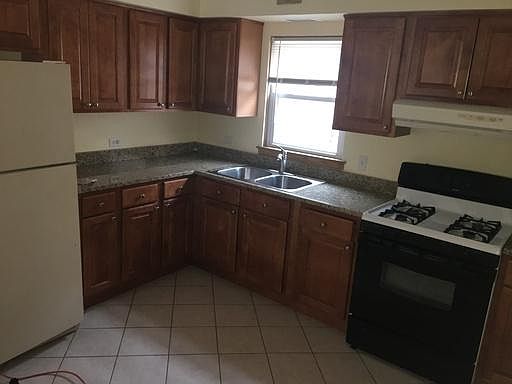 2nd image of 5200 W Fletcher St APT 2C