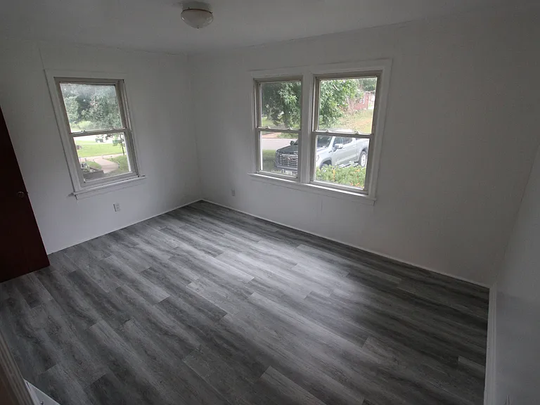 2437 Shannon Ave — Photo 9