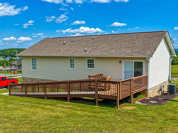 4th image of 135 Lauren Dr