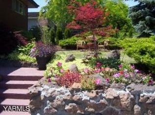 6404 N Ridge Ct, Yakima, WA 98908