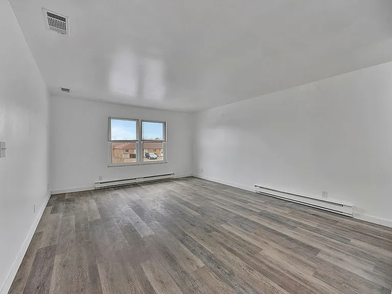 Apply At

Under Rentals

1 & 2 Bedroom Apartments Available

Water and Trash Paid!
Tags