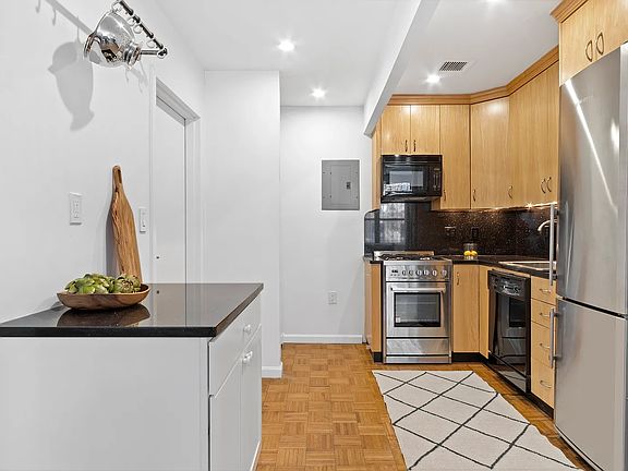 3rd image of 712 Sackett St APT 1F