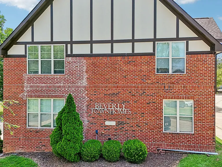 Beverly Townhomes — Photo 50