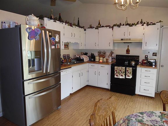 3rd image of 270 Pauline Dr