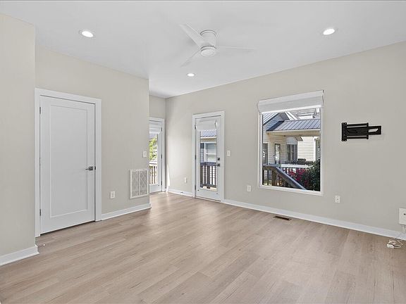 4th image of 412 Commonwealth St