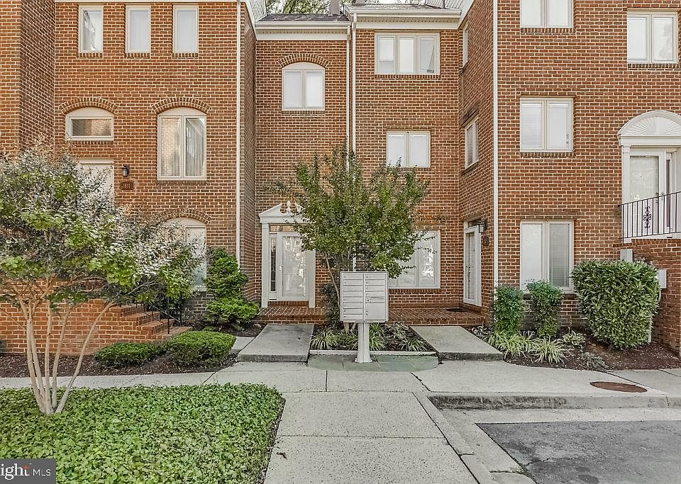 1st image of 1809 N Uhle St #1