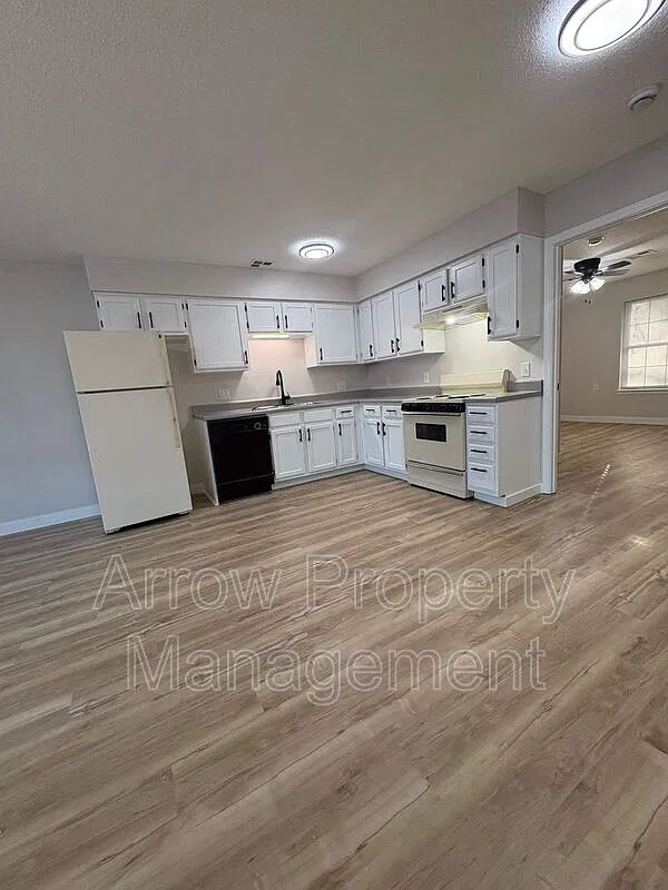 2 bed, 1.0 bath, $885 — Photo 3