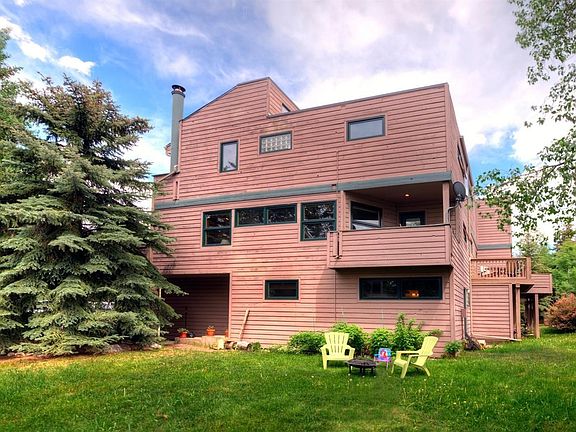 End unit with side yard