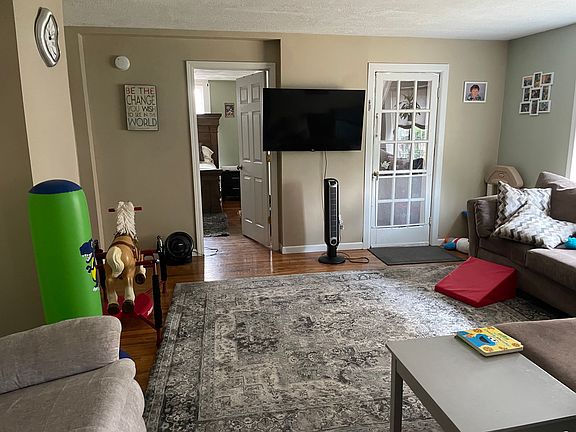2nd image of 809 Livingston Ave NE #A