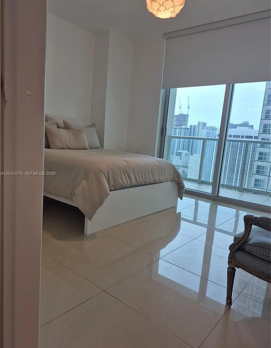Met 1 Condo — Photo 3