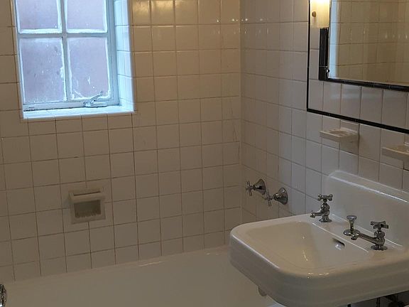 5th image of 1586 Virginia St E APT D