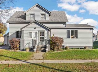 404 2nd St E, Newhall, IA 52315