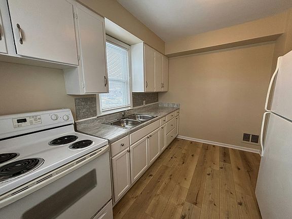 3rd image of 22517 Petersburg Ave