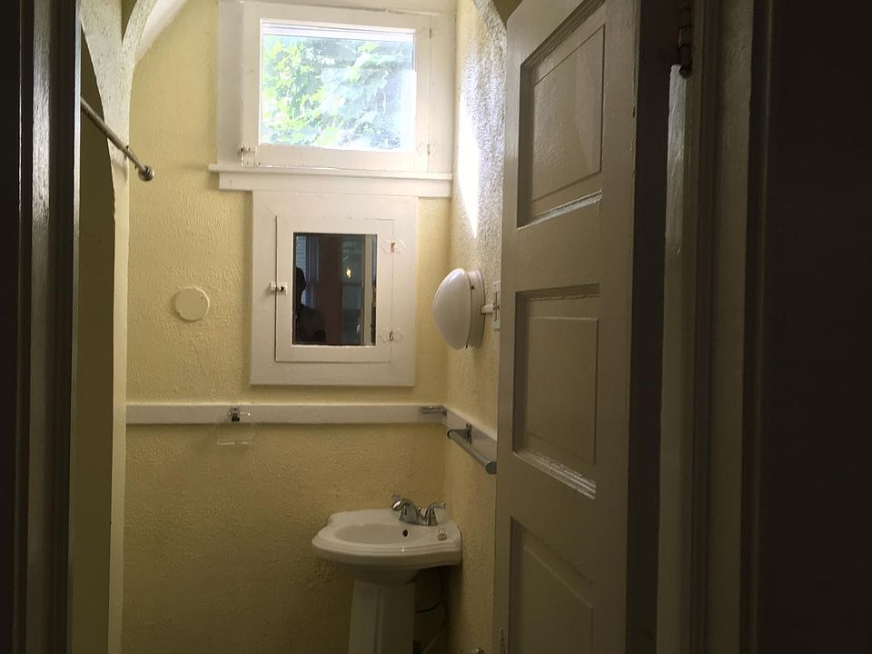 1st image of 729 Lake Dr SE