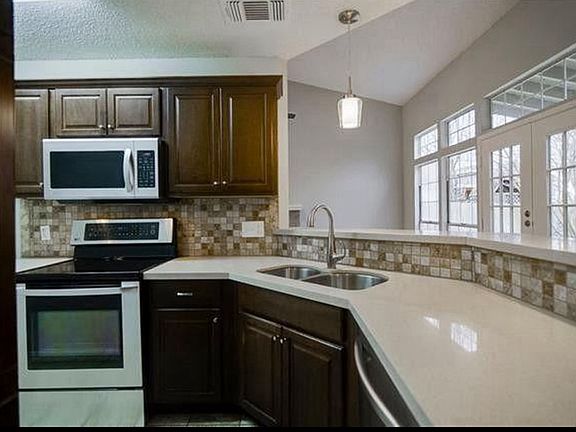3rd image of 308 Spanish Moss Dr