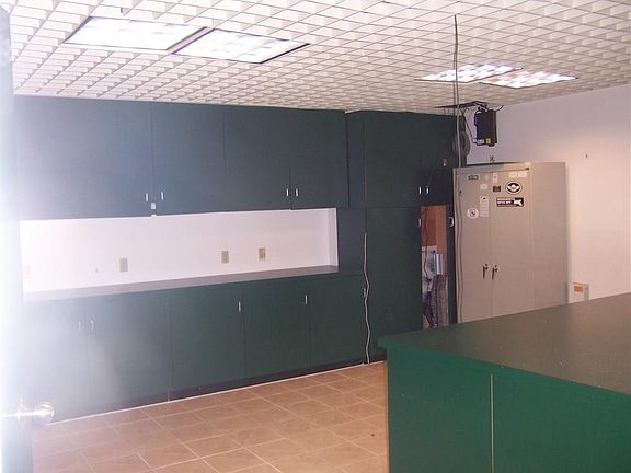 3rd image of 577 Warren Ave
