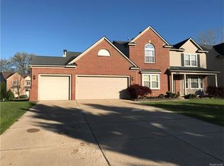 462 High Bank Ct, Commerce Township, MI 48382