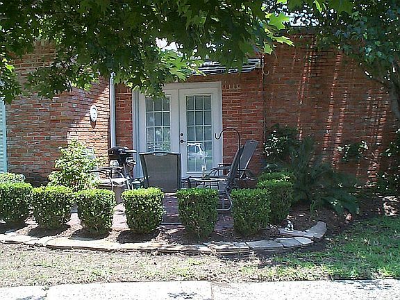 PATIO TO THE RIGHT OF ENTRANCE HAS A REMOTE CONTROLLED AWNING FOR SHADE WHEN NEEDED.
