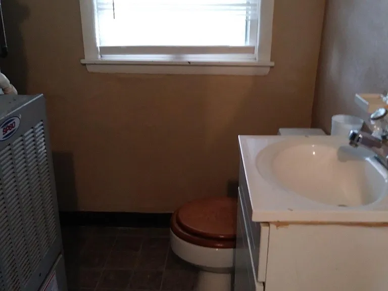 Lower level 1/2 bath