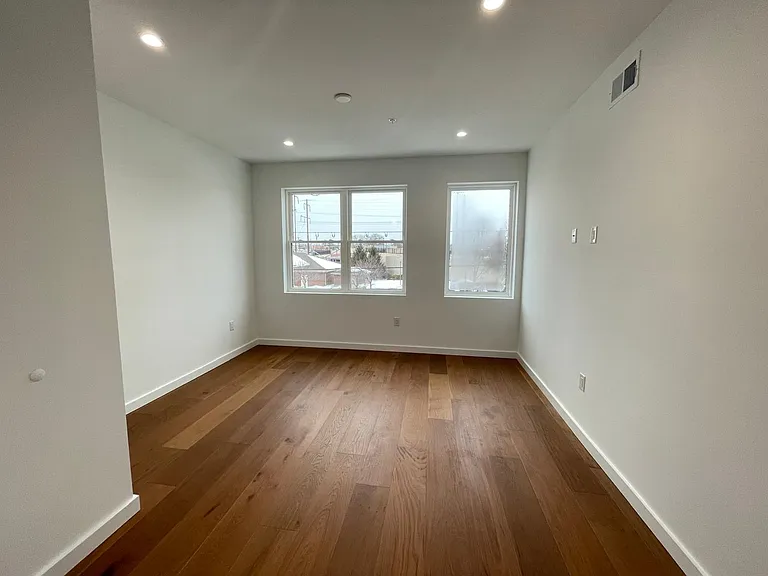 2922 W Glenwood Ave — Photo 6