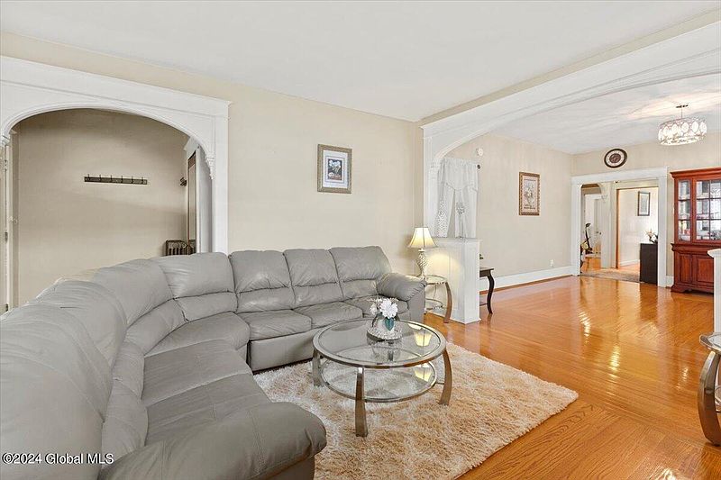 3rd image of 826 Michigan Avenue