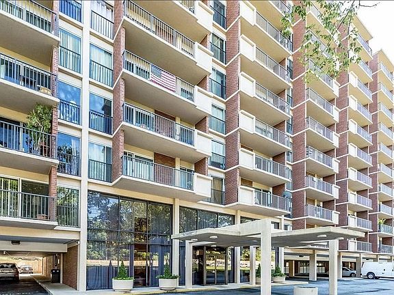 2nd image of 1300 Army Navy Dr APT 719