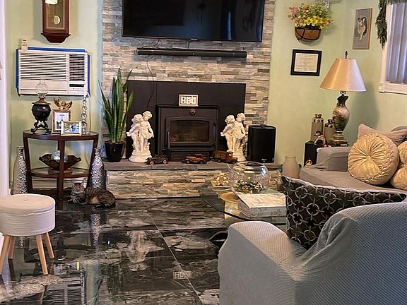 3rd image of 152 Dogwood Road