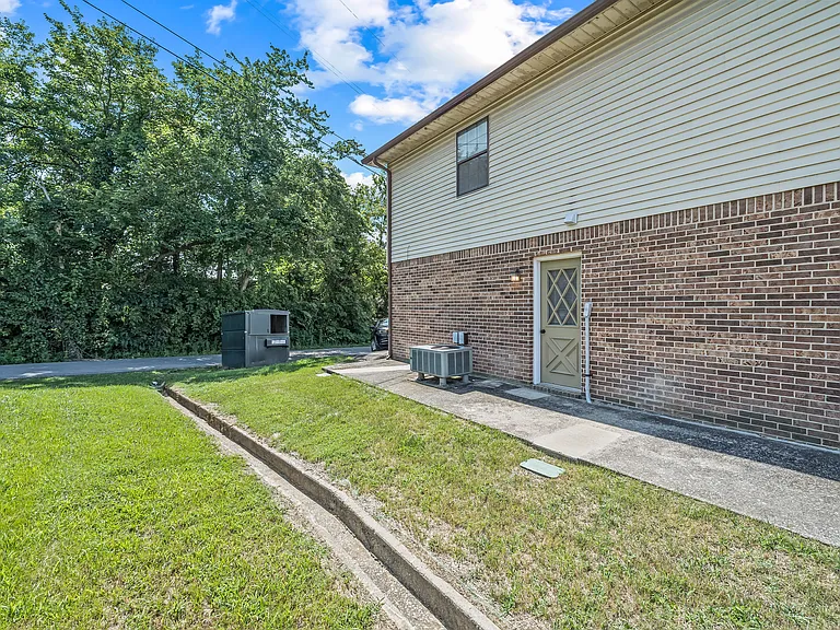 1791 Lee Ave — Photo 18
