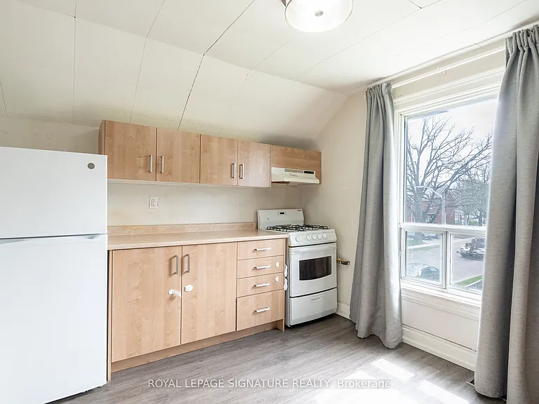 52 Wellington St W #UPPER — Photo 3