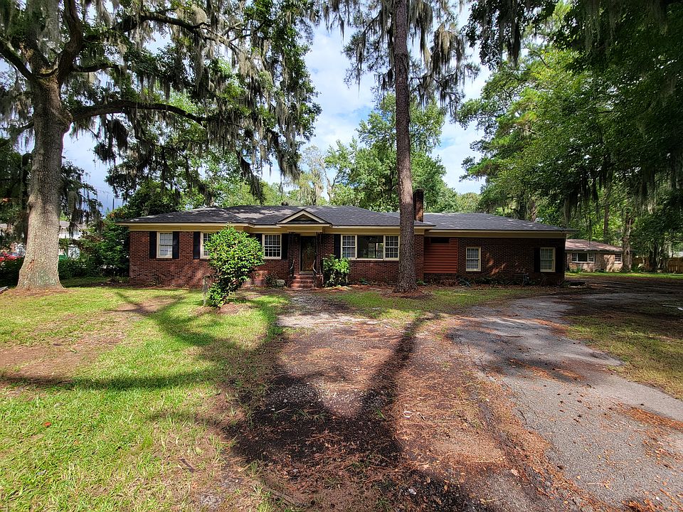 Front of spacious ranch home