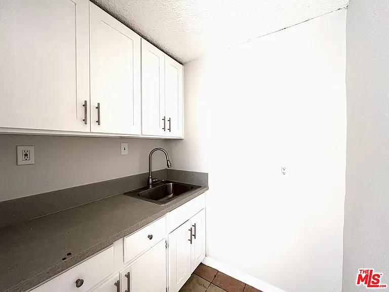 823 E 111th Pl #1/4 — Photo 6