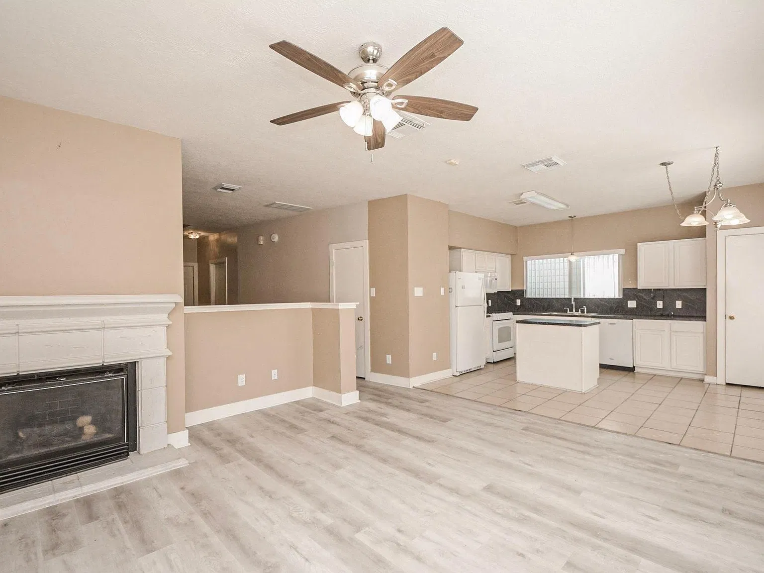 4 bed, 2.5 bath, 2140 sqft, $2,200 — Photo 2