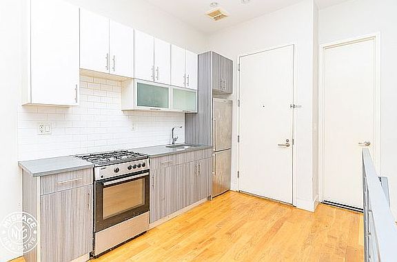 4th image of 475 Lafayette Ave #1C