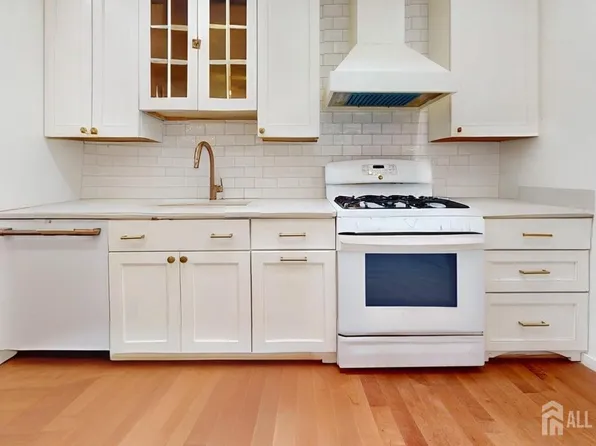 496 Calvert Rd, North Brunswick, NJ 08902