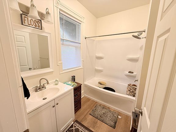 5th image of 111 E Kelsey St