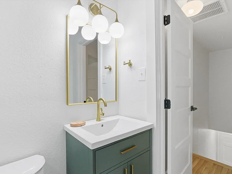 421 E Jennings St — Photo 31