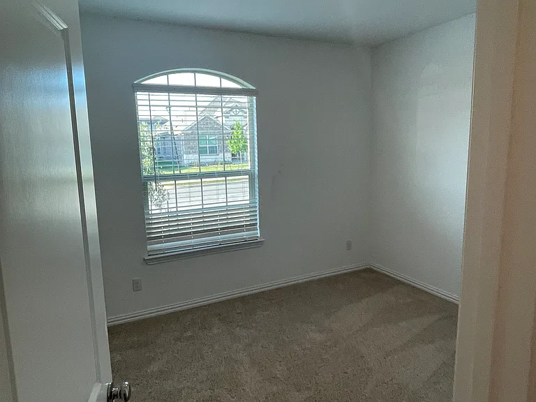 1203 Sassafras Dr — Photo 5