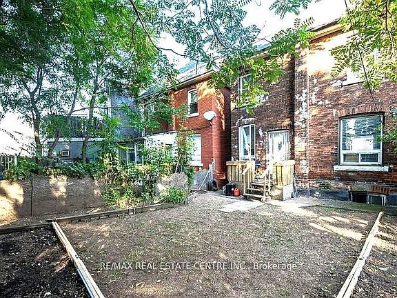 3rd image of 439 Wentworth St N
