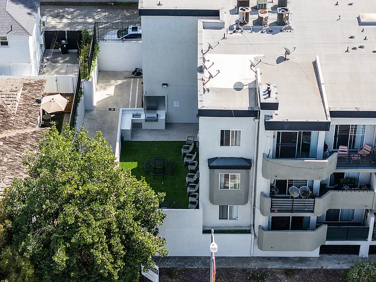 Laurel Villa — Photo 23