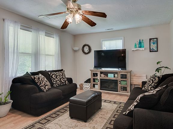 4th image of 553 Peach Orchard Pl NW