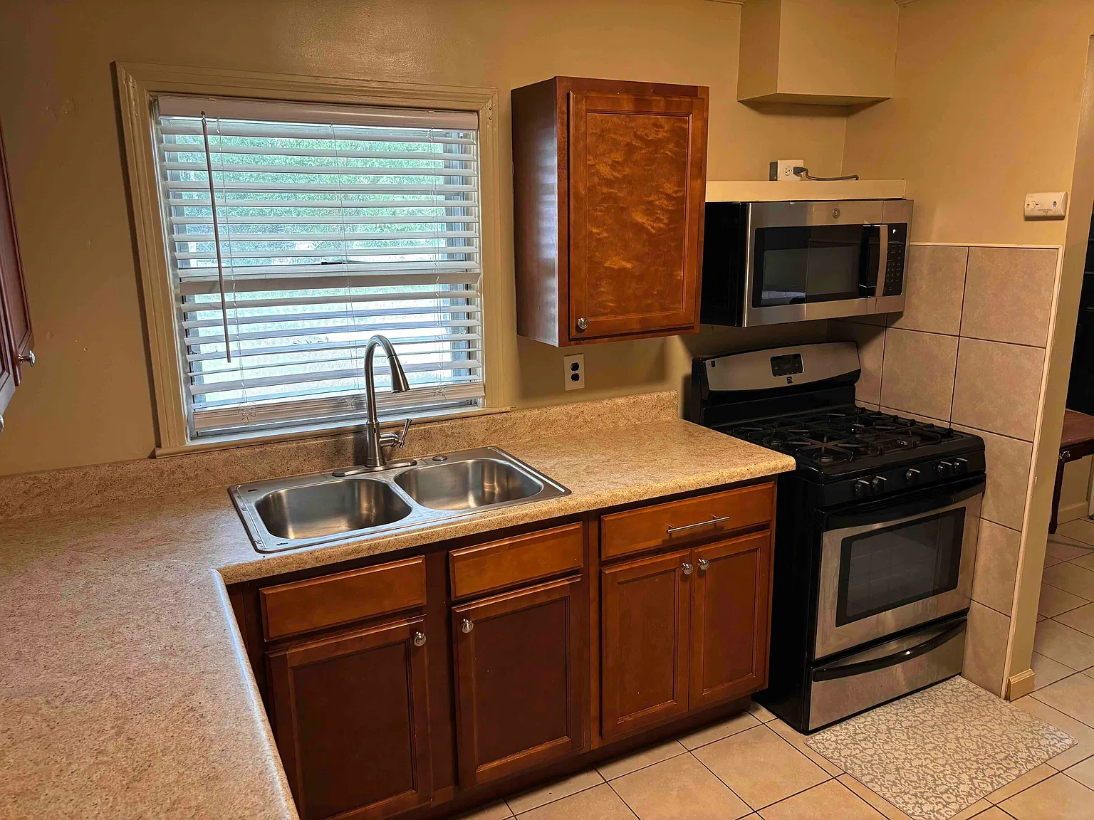 3 bed, 900 sqft, $1,880 — Photo 2