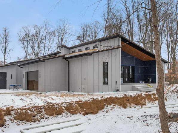 585 Hawksnest Dr, South Haven, MI 49090