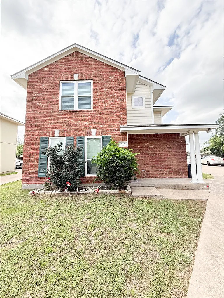 3 bed, 1555 sqft, $2,400 — Photo 1