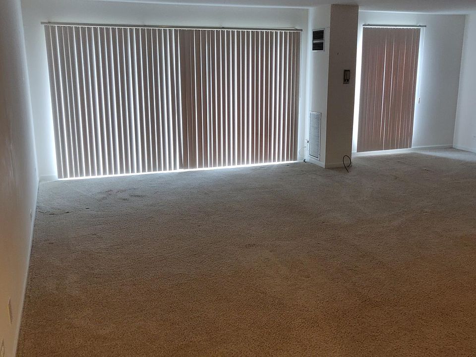 Living Room with access to balcony