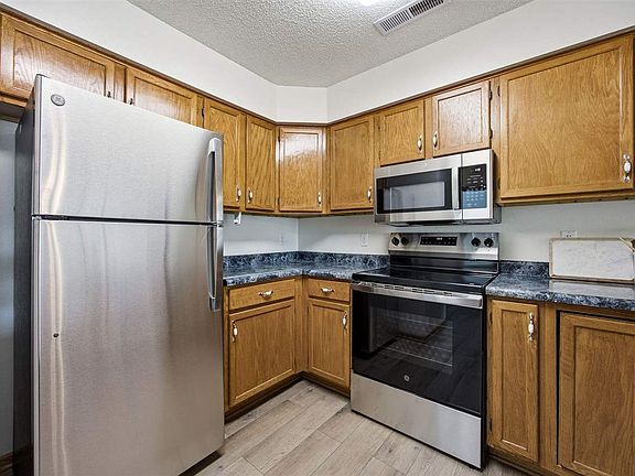 5th image of 556 W Side Dr