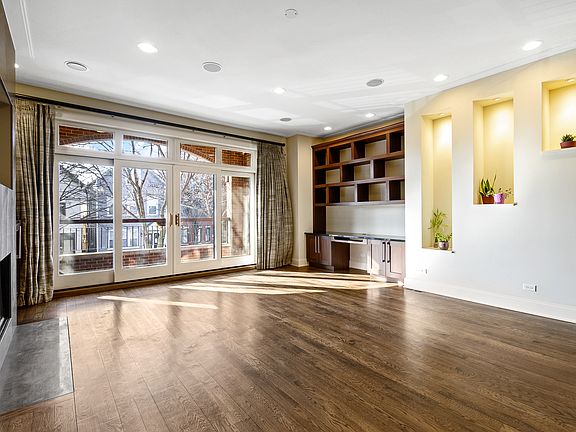 3rd image of 2617 N Wayne Ave #2S