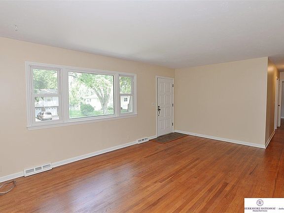 4th image of 11021 Leavenworth St