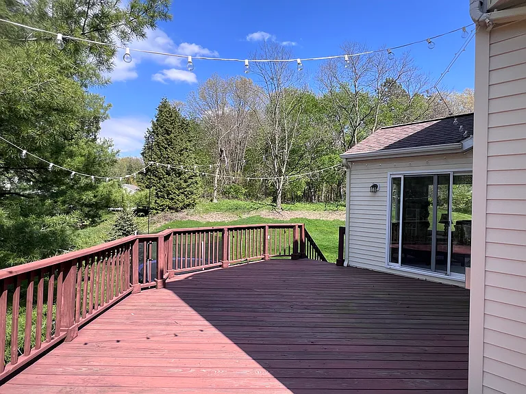 Large deck great for entertaining