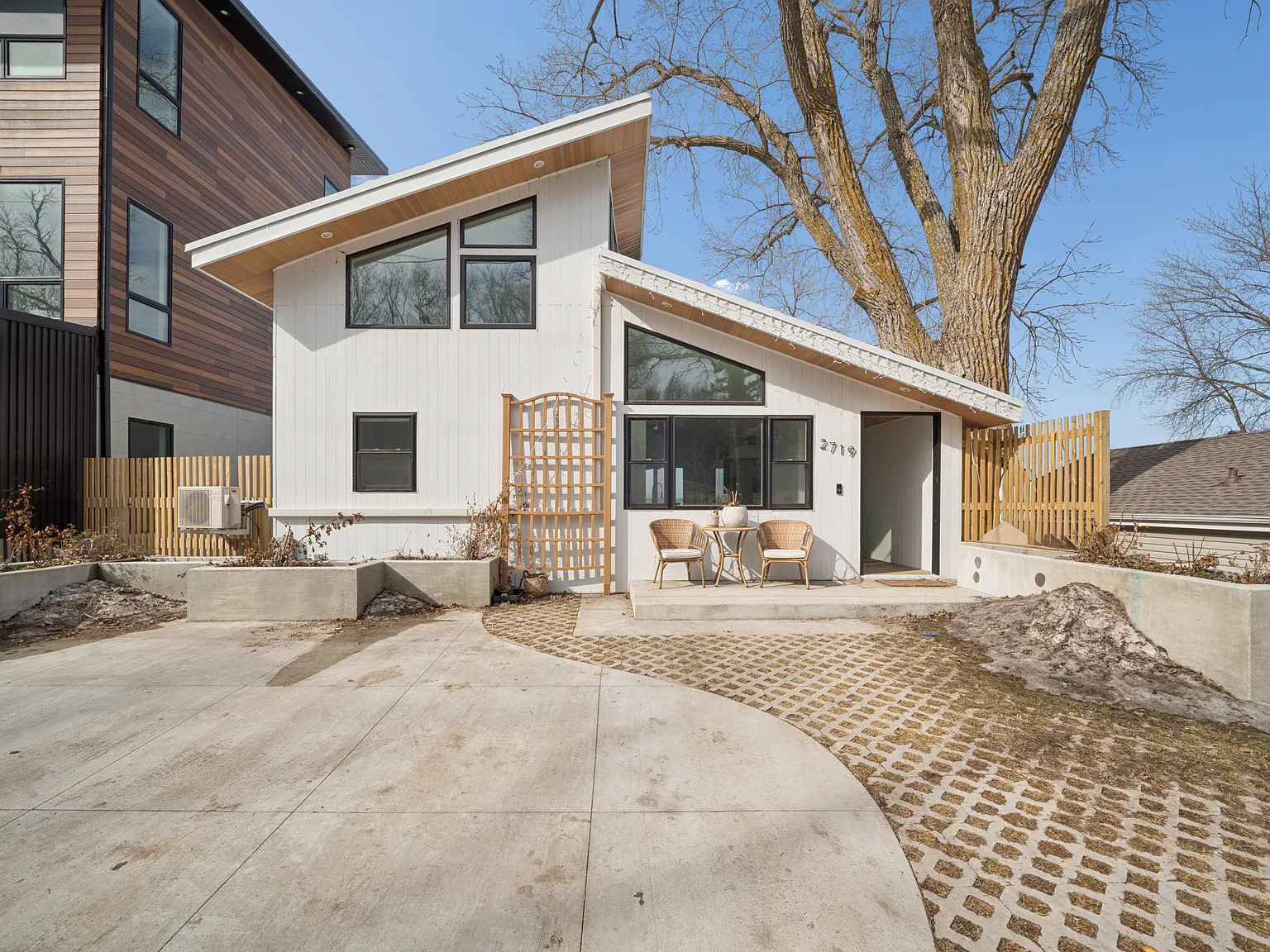 2719 S Lakeview Dr — Photo 2