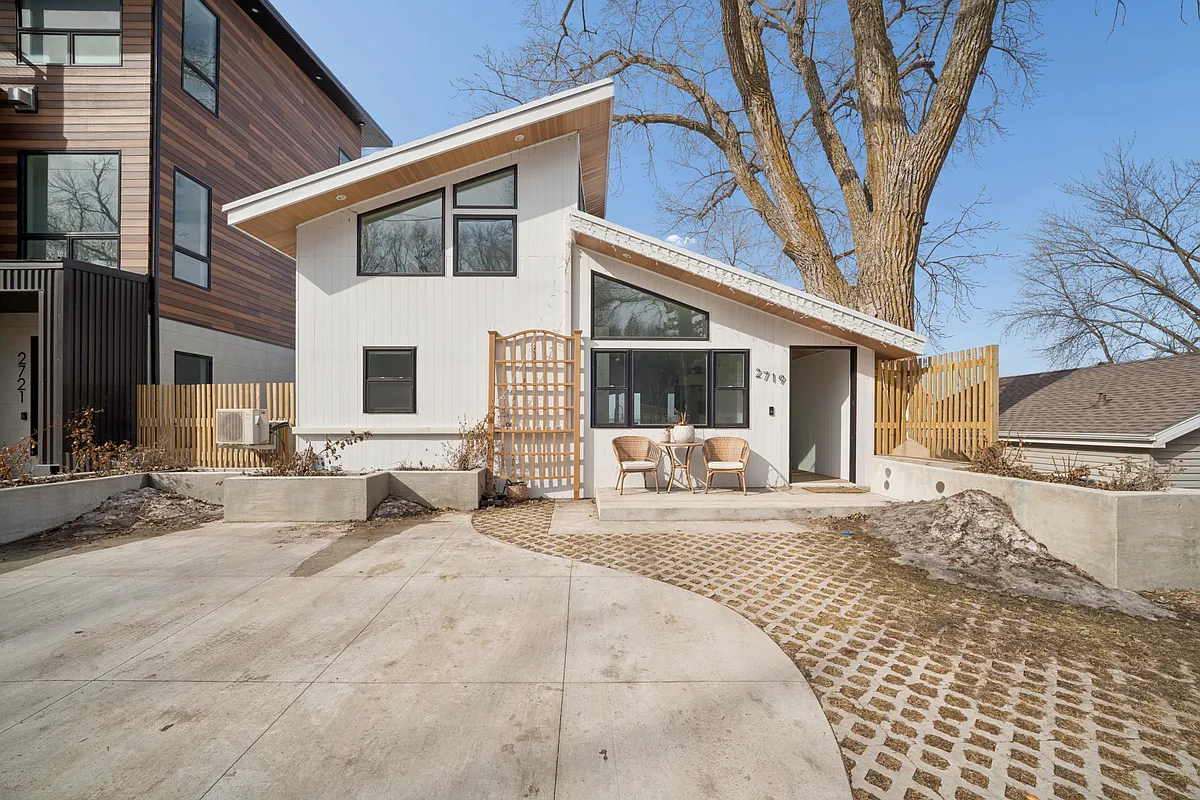 Building Photo - 2719 S Lakeview Dr